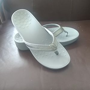 Silver vionic sandals new in box size 10